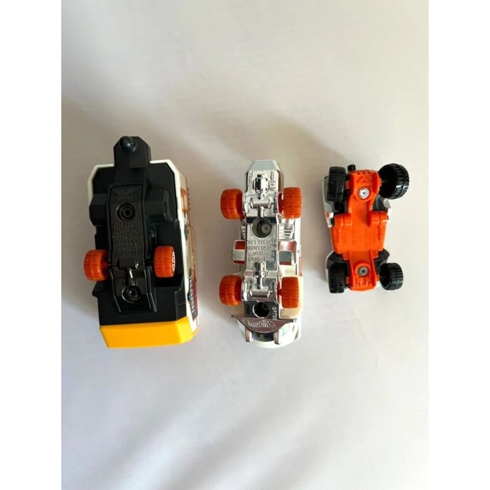 Hot Wheels Red Planet Transport 3 Piece Set - Picture 4 of 5